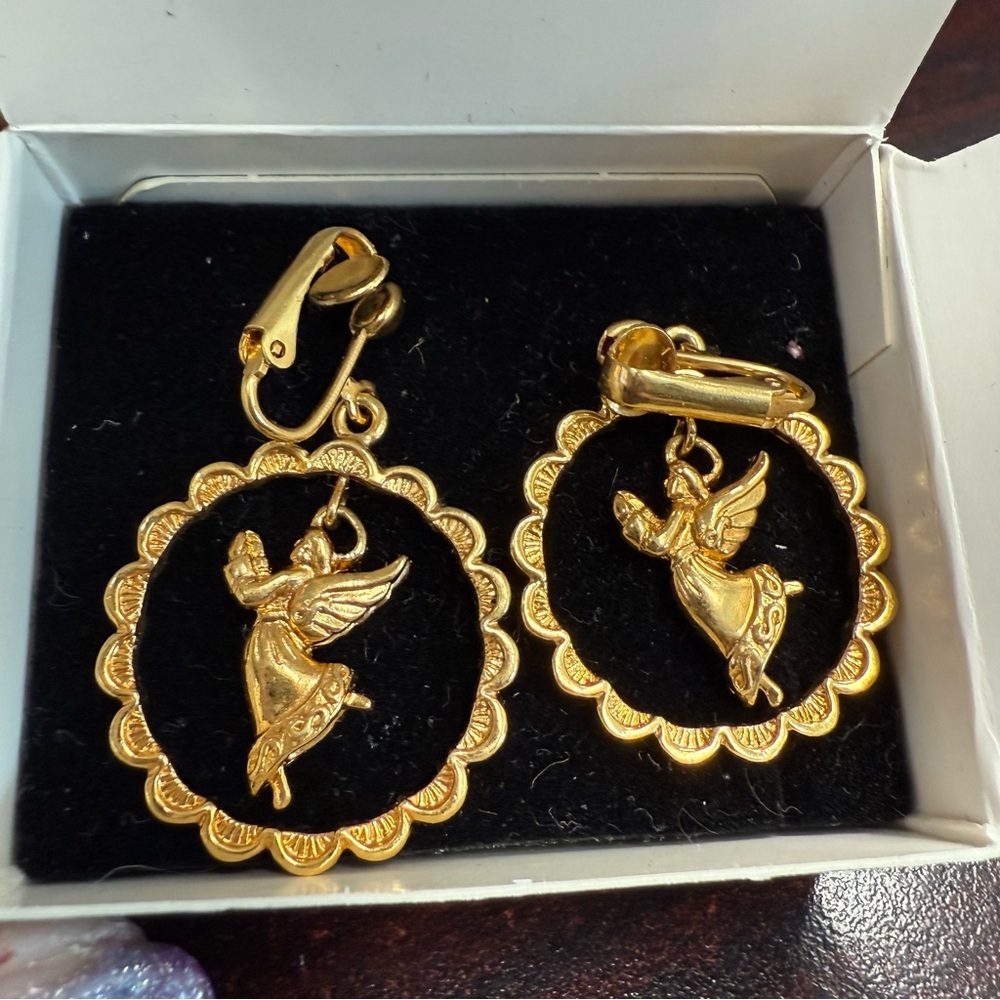 Avon “Soaring Angel” Goldtone Angel clip Earrings with Vintage Scalloped Design
